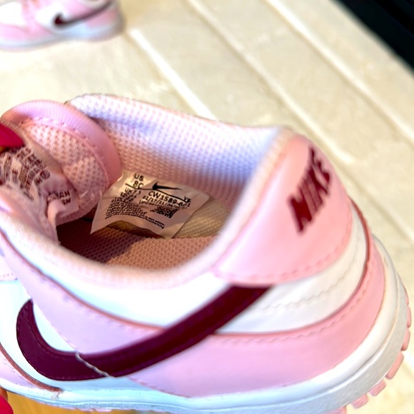 Nike Dunks Valentine’s Edition Toddler - Picture 5 of 9
